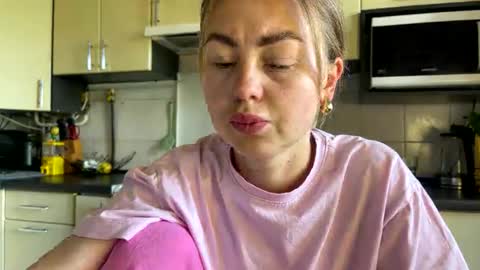 Snapshot of martaluna_ chatting on May 7, 2026, 1:05 pm Marta online show from May 7, 2026, 1:05 pm