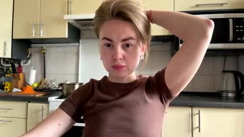 Snapshot of martaluna_ chatting on May 25, 2026, 10:32 am Marta online show from May 25, 2026, 10:32 am