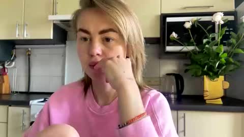Snapshot of martaluna_ chatting on May 27, 2026, 8:55 am Marta online show from May 27, 2026, 8:55 am