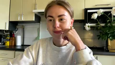 Snapshot of martaluna_ chatting on May 29, 2026, 10:35 am Marta online show from May 29, 2026, 10:35 am