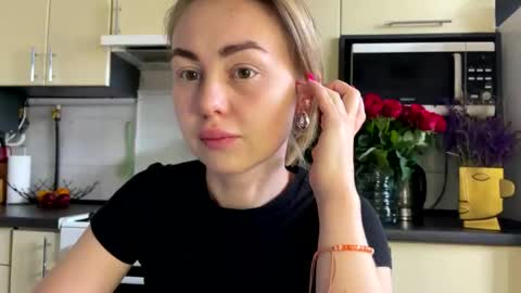 Snapshot of martaluna_ chatting on June 1, 2026, 10:06 am Marta online show from June 1, 2026, 10:06 am