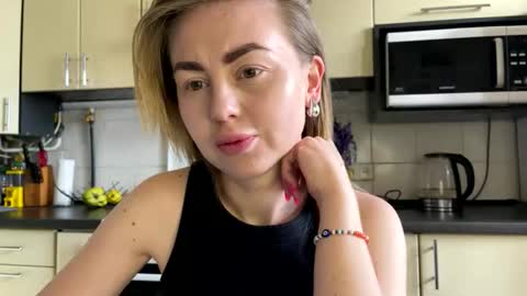 Snapshot of martaluna_ chatting on June 4, 2026, 8:53 am Marta online show from June 4, 2026, 8:53 am