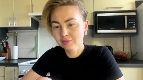 Snapshot of martaluna_ chatting on June 6, 2026, 10:53 am Marta online show from June 6, 2026, 10:53 am