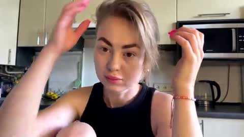 Snapshot of martaluna_ chatting on June 11, 2026, 9:51 am Marta online show from June 11, 2026, 9:51 am