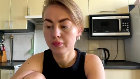 Snapshot of martaluna_ chatting on June 17, 2026, 7:11 am Marta online show from June 17, 2026, 7:11 am