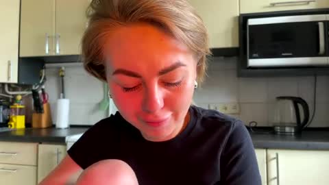 Snapshot of martaluna_ chatting on June 18, 2026, 8:14 am Marta online show from June 18, 2026, 8:14 am
