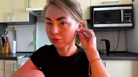 Snapshot of martaluna_ chatting on June 19, 2026, 7:23 am Marta online show from June 19, 2026, 7:23 am
