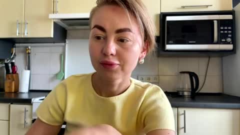 Snapshot of martaluna_ chatting on June 22, 2026, 7:16 am Marta online show from June 22, 2026, 7:16 am