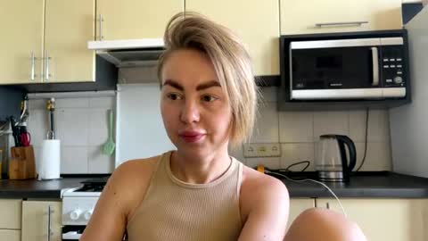 Snapshot of martaluna_ chatting on June 29, 2026, 7:25 am Marta online show from June 29, 2026, 7:25 am