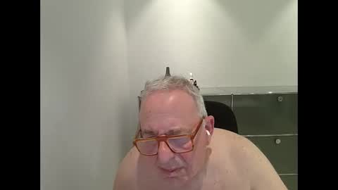 martin_1947 online show from September 18, 2025, 10:01 pm