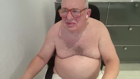 martin_1947 online show from October 30, 2025, 10:32 pm