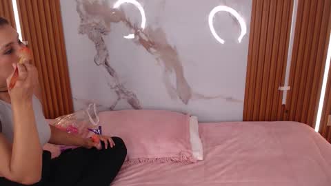 Snapshot of mary_live18 chatting on November 14, 2025, 12:26 pm Hi guys im Mary online show from November 14, 2025, 12:26 pm