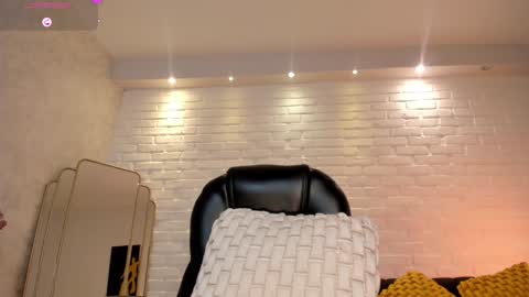 Snapshot of marylewis_ chatting on February 7, 2025, 6:02 pm Mary online show from February 7, 2025, 6:02 pm