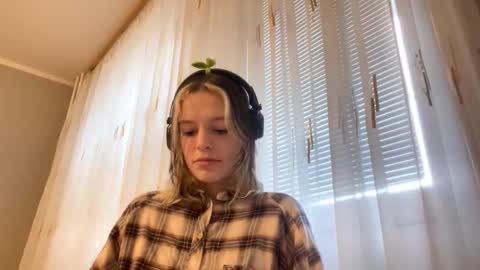 Snapshot of marylyntunget chatting on December 18, 2025, 10:21 am Stella online show from December 18, 2025, 10:21 am