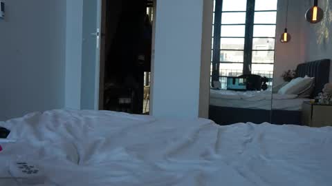 Marina online show from December 18, 2025, 1:28 pm