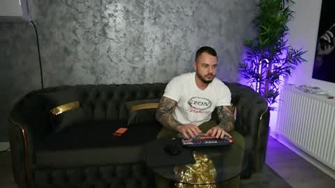 Snapshot of masterkingmuscle chatting on April 1, 2026, 9:01 pm masterkingmuscle online show from April 1, 2026, 9:01 pm