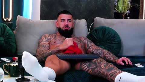 Snapshot of masterkingofmuscle chatting on January 28, 2025, 1:05 pm masterkingofmuscle online show from January 28, 2025, 1:05 pm