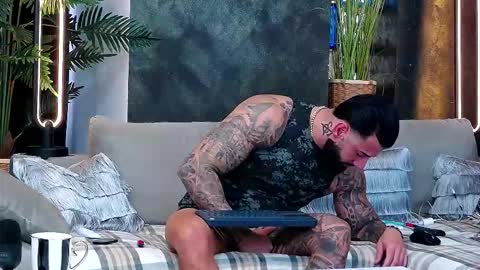 Snapshot of masterkingofmuscle chatting on November 18, 2025, 7:35 am masterkingofmuscle online show from November 18, 2025, 7:35 am