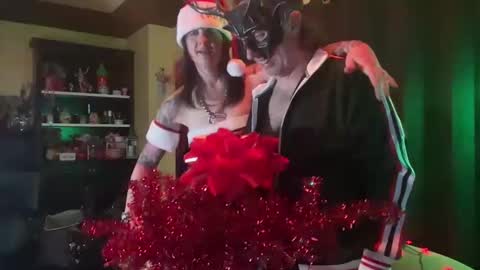 Snapshot of matchingtracksuits chatting on December 11, 2024, 1:37 am Jer and Kel online show from December 11, 2024, 1:37 am