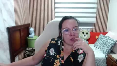 Snapshot of mature_wolf chatting on May 4, 2026, 10:17 pm Sonia online show from May 4, 2026, 10:17 pm