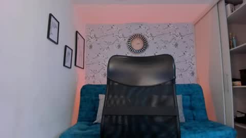 Snapshot of max_dic1 chatting on April 15, 2026, 1:45 am max D. online show from April 15, 2026, 1:45 am