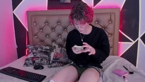 Snapshot of max_lover1 chatting on December 19, 2024, 6:12 pm Max lover1 online show from December 19, 2024, 6:12 pm