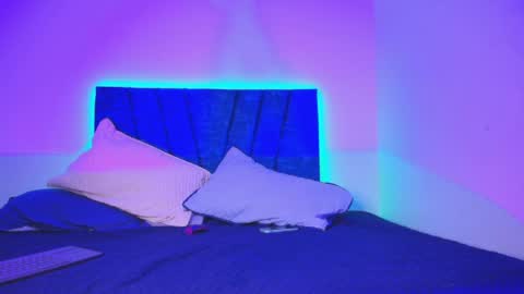 maxi_and_evan online show from March 17, 2026, 4:06 am