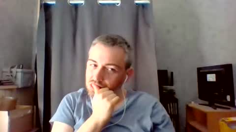 Snapshot of maximefrxx chatting on August 2, 2026, 2:04 pm Maxime online show from August 2, 2026, 2:04 pm