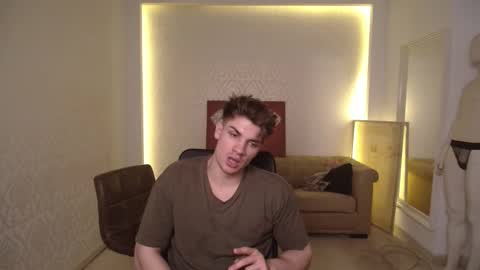 Snapshot of maxkaiden chatting on March 5, 2025, 8:21 am MaxKaiden online show from March 5, 2025, 8:21 am