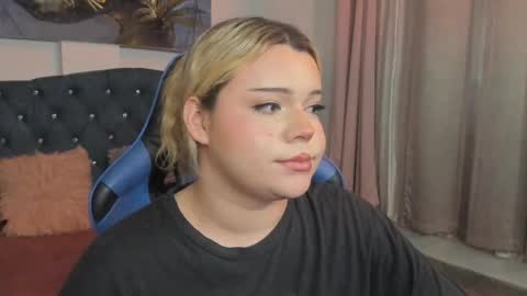 Snapshot of maxxxine_ chatting on February 25, 2025, 9:31 am Maxine Minx online show from February 25, 2025, 9:31 am