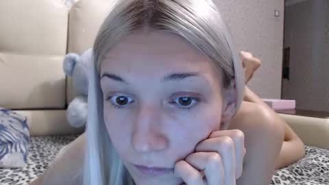 Snapshot of maybe_doll chatting on October 10, 2025, 3:11 pm maybe_doll online show from October 10, 2025, 3:11 pm