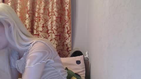 Snapshot of maybe_doll chatting on November 30, 2025, 6:45 pm maybe_doll online show from November 30, 2025, 6:45 pm