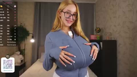 Snapshot of maybellebyone chatting on July 5, 2026, 5:53 pm Milina online show from July 5, 2026, 5:53 pm
