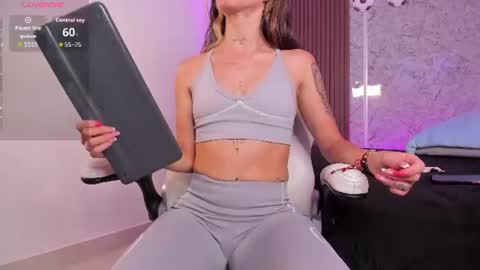 Snapshot of maye_wells_ chatting on July 8, 2026, 7:29 pm Maye Wells online show from July 8, 2026, 7:29 pm