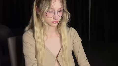 mayvi_cold online show from June 23, 2026, 7:23 pm