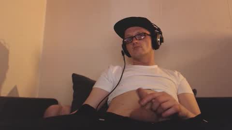 Snapshot of mcmike_es chatting on December 26, 2024, 1:10 pm Mike online show from December 26, 2024, 1:10 pm