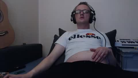 Snapshot of mcmike_es chatting on October 2, 2025, 7:10 pm Mike online show from October 2, 2025, 7:10 pm