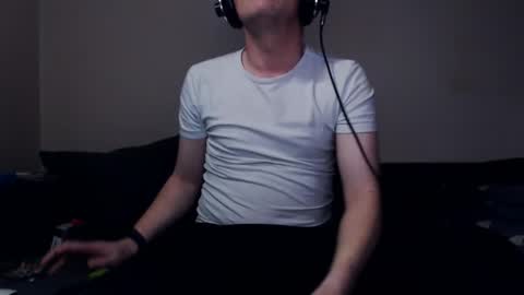 Snapshot of mcmike_es chatting on December 5, 2025, 8:27 pm Mike online show from December 5, 2025, 8:27 pm