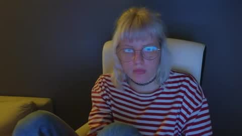 Snapshot of me1roze chatting on May 15, 2026, 11:12 pm Roze online show from May 15, 2026, 11:12 pm