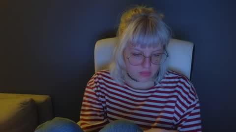 Snapshot of me1roze chatting on May 15, 2026, 11:45 pm Roze online show from May 15, 2026, 11:45 pm
