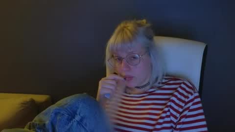 Snapshot of me1roze chatting on May 16, 2026, 1:02 am Roze online show from May 16, 2026, 1:02 am