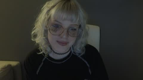 Snapshot of me1roze chatting on June 3, 2026, 9:42 pm Roze online show from June 3, 2026, 9:42 pm