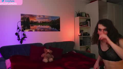 Snapshot of medelainexx chatting on February 18, 2025, 9:09 pm Milena online show from February 18, 2025, 9:09 pm