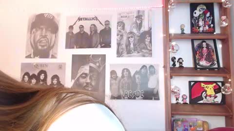 Snapshot of meeowlody chatting on January 7, 2025, 3:35 am Emily online show from January 7, 2025, 3:35 am