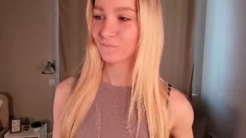 Snapshot of meganhenns chatting on June 28, 2026, 1:17 pm Elly online show from June 28, 2026, 1:17 pm