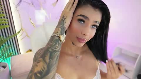 Megan Lowell online show from November 20, 2025, 7:57 pm