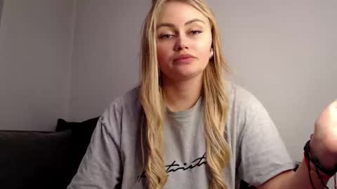 Snapshot of melani_a chatting on December 2, 2024, 7:27 pm Melania online show from December 2, 2024, 7:27 pm