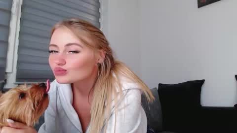 Snapshot of melani_a chatting on September 19, 2025, 11:33 am Melania online show from September 19, 2025, 11:33 am