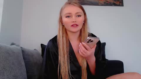 Snapshot of melani_a chatting on November 11, 2025, 12:27 pm Melania online show from November 11, 2025, 12:27 pm