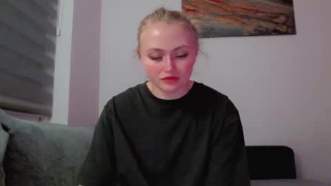 Snapshot of melani_a chatting on December 19, 2025, 7:21 pm Melania online show from December 19, 2025, 7:21 pm